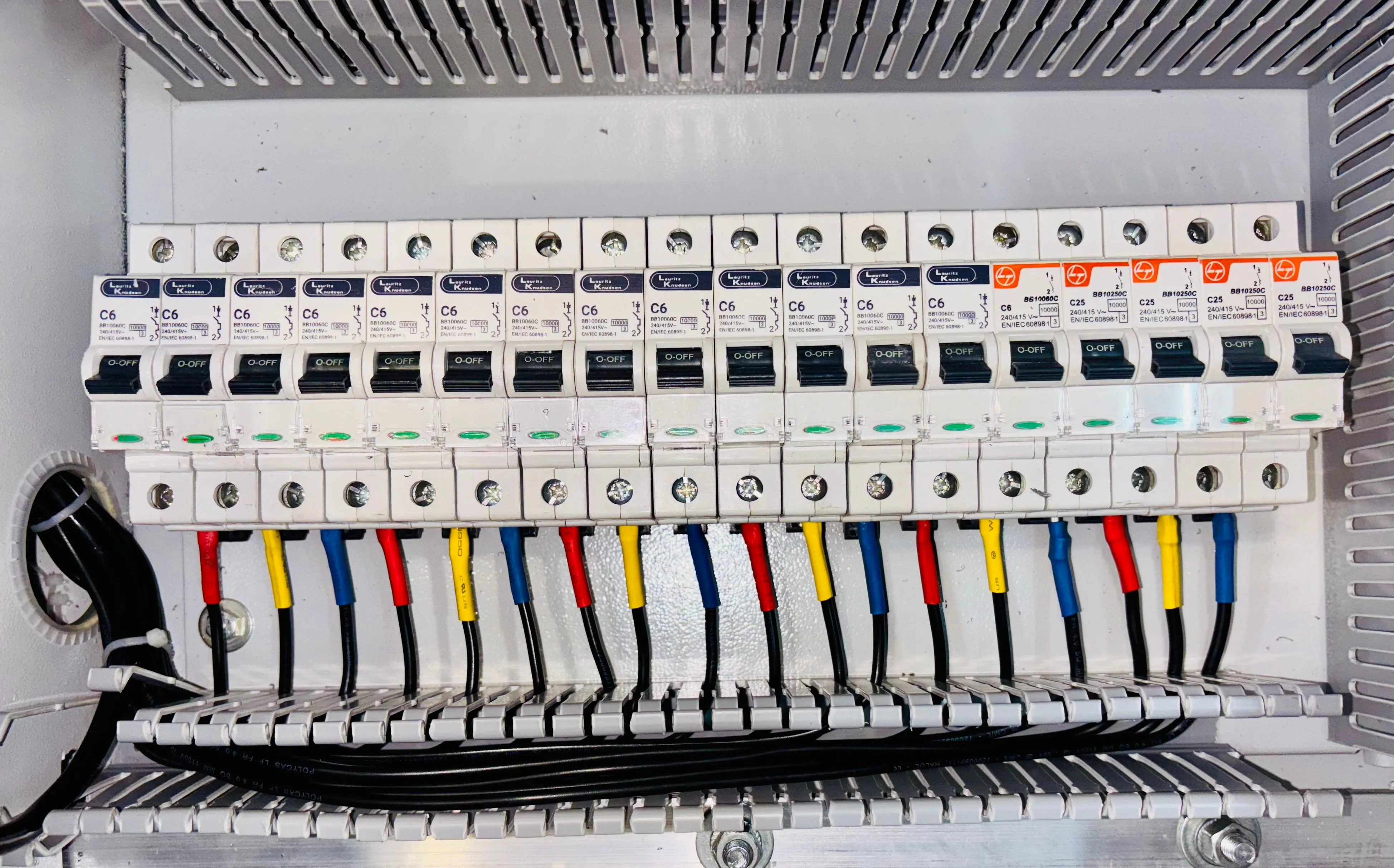 Instalaciones eléctricas industriales para construir, reparar o remodelar con claridad en Puebla — Nexia Soluciones